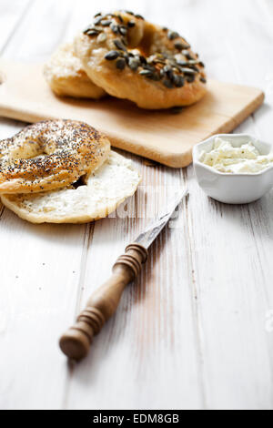 Panini fatti in casa con sesamo, papavero, zucca e semi di girasole Foto Stock