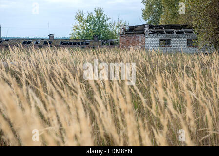 Edifici abbandonati kolkhoz nel villaggio Korohod, Chernobyl Zona di esclusione, Ucraina Foto Stock