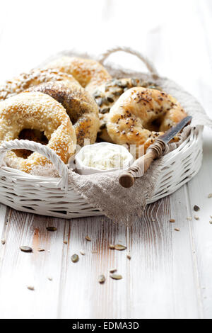 Panini fatti in casa con sesamo, papavero, zucca e semi di girasole Foto Stock