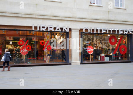 Vetrina del negozio Urban Outfitters con cartelli rossi in % di vendita a Bath, Inghilterra, Regno Unito Foto Stock