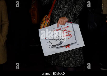 Londra, Regno Unito. Il 7 gennaio, 2015. Le persone si sono riunite a Londra per tenere una veglia per i fumettisti e altri uccisi a Parigi da banditi mascherati. Credito: Rachel Megawhat/Alamy Live News Foto Stock