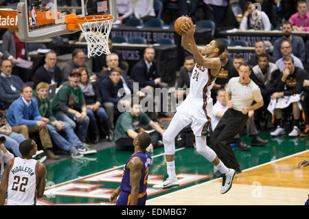 6 gennaio 2015: Milwaukee Bucks guard Giannis Antetokounmpo (34) Si ritiene che le catture di un alley oop passare per uno slam dunk durante il gioco NBA tra i Phoenix Suns e il Milwaukee Bucks a BMO Harris Bradley Center di Milwaukee, WI. Suns sconfitti i Bucks 102-96. John Fisher/CSM Foto Stock