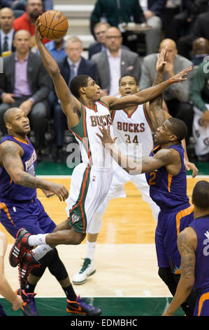 6 gennaio 2015: Milwaukee Bucks guard Brandon Knight (11) va per un dunk durante il gioco NBA tra i Phoenix Suns e il Milwaukee Bucks a BMO Harris Bradley Center di Milwaukee, WI. Suns sconfitti i Bucks 102-96. John Fisher/CSM Foto Stock