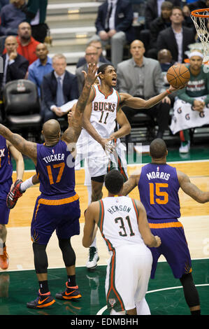 6 gennaio 2015: Milwaukee Bucks guard Brandon Knight (11) va in per un colpo durante il gioco NBA tra i Phoenix Suns e il Milwaukee Bucks a BMO Harris Bradley Center di Milwaukee, WI. Suns sconfitti i Bucks 102-96. John Fisher/CSM Foto Stock