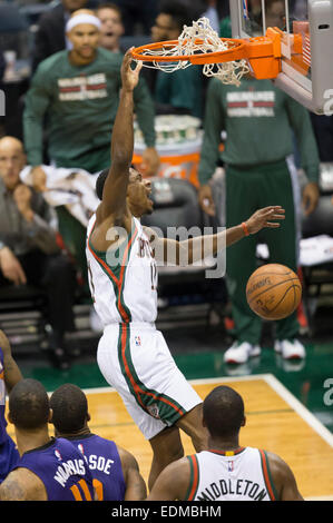 6 gennaio 2015: Milwaukee Bucks guard Brandon Knight (11) reagisce dopo un Slam Dunk durante il gioco NBA tra i Phoenix Suns e il Milwaukee Bucks a BMO Harris Bradley Center di Milwaukee, WI. Suns sconfitti i Bucks 102-96. John Fisher/CSM Foto Stock