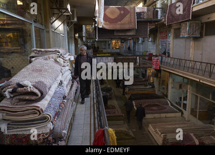 Tehran, Iran. Il 7 gennaio, 2015. 7 gennaio 2015 - Teheran, Iran - un uomo cammina lungo un balcone in Tehran moquette del Bazaar. Morteza Nikoubazl/ZUMAPRESS © Morteza Nikoubazl/ZUMA filo/Alamy Live News Foto Stock