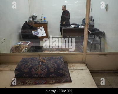 Tehran, Iran. Il 7 gennaio, 2015. 7 gennaio 2015 - Teheran, Iran - due commercianti iraniano parlare l uno con l altro in un negozio di tappeti in Tehran moquette del Bazaar. Morteza Nikoubazl/ZUMAPRESS © Morteza Nikoubazl/ZUMA filo/Alamy Live News Foto Stock