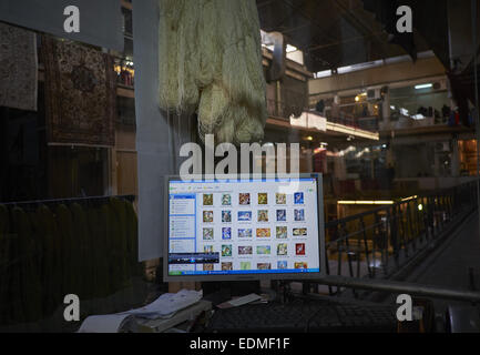 Tehran, Iran. Il 7 gennaio, 2015. 7 gennaio 2015 - Teheran, Iran - Disegni per tappeti sono visualizzati su un monitor a un workshop in Tehran moquette del Bazaar. Morteza Nikoubazl/ZUMAPRESS © Morteza Nikoubazl/ZUMA filo/Alamy Live News Foto Stock