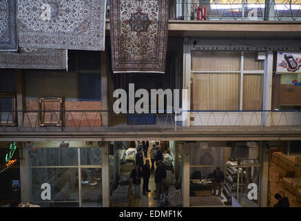 Tehran, Iran. Il 7 gennaio, 2015. 7 gennaio 2015 - Teheran, Iran - Persiano tessuti a mano tappeti sono impiccato da un balcone in Tehran moquette del Bazaar. Morteza Nikoubazl/ZUMAPRESS © Morteza Nikoubazl/ZUMA filo/Alamy Live News Foto Stock