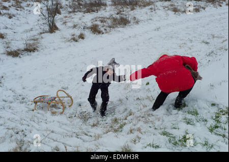 La madre e il bambino a giocare nella neve in Novey Zamkey Slovacchia Foto Stock