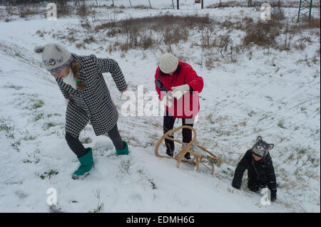 Madre e bambini che giocano sulla neve nel Novey Zamkey Slovacchia Foto Stock