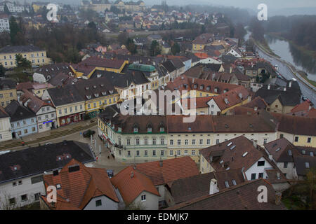 Dalla terrazza presso l'Abbazia di Melk c'è una vista panoramica della valle di Wachau, il fiume Danubio e la cittadina di Melk, Austria. Foto Stock