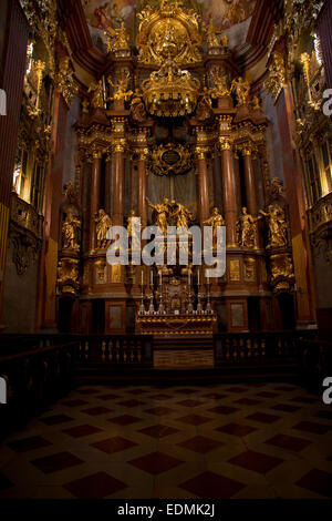 La maestosa abbazia benedettina Abbazia di Melk è un punto culminante di ogni visita alla Valle del Danubio. Il twin-spired abbazia domina. Foto Stock