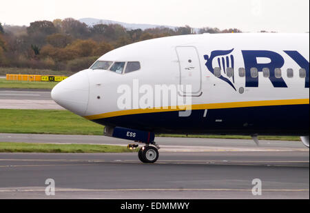 Ryanair Boeing 737-800 di rullaggio, l'Aeroporto Internazionale di Manchester. Foto Stock