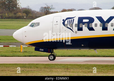 Ryanair Boeing 737-800 di rullaggio, l'Aeroporto Internazionale di Manchester. Foto Stock