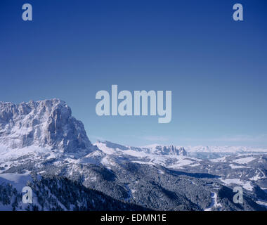 Il Sassolungo Sassolungo Val Gardena Alpe di Siusi allo Sciliar Sciliar e Santnerspitz dal Passo Gardena Selva Dolomiti Foto Stock