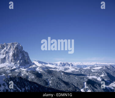 Il Sassolungo Sassolungo Val Gardena Alpe di Siusi allo Sciliar Sciliar e Santnerspitz dal Passo Gardena Selva Dolomiti Foto Stock