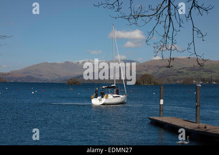 Yacht a vela al Windermere con il Fairfield Horseshoe sopra Ambleside in background Bowness Windermere Lake District Cumbria Foto Stock