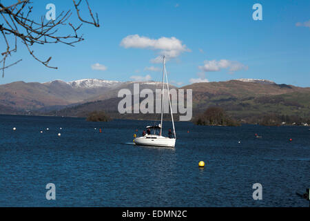 Yacht a vela al Windermere con il Fairfield Horseshoe sopra Ambleside in background Bowness Windermere Lake District Cumbria Foto Stock