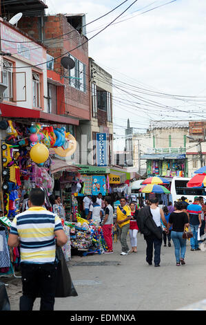 Occupato il mercato giornaliero e negozi con vivacemente colorato ombrelloni. Fusagasuga, Colombia. Foto Stock