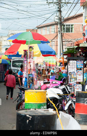 Occupato il mercato giornaliero e negozi con vivacemente colorato ombrelloni. Fusagasuga, Colombia. Foto Stock