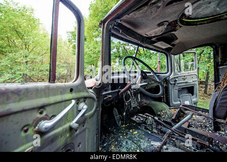 Abbandonato il fuoco motore vicino ex fish plant di Chernobyl Zona di esclusione, Ucraina Foto Stock