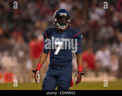 Carson, CA. 4 gennaio, 2015. East Coast team blu, e di Louisville Cardinali commettere atleta (7) Tra'Veon Samuel cerca il gioco chiamata durante il quarto Annual Semper Fidelis ciotola All-American partita di calcio tra la squadra blu dalla costa orientale e la squadra bianca della costa occidentale, presso il Centro StubHub a Carson, California. La costa est blue team sconfitto il west coast team bianco 24-3. (Obbligatorio Credito: Juan Lainez/MarinMedia/Cal Sport Media) © csm/Alamy Live News Foto Stock