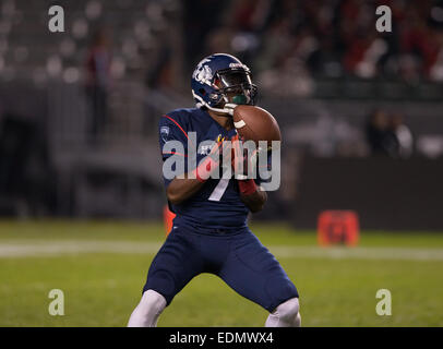 Carson, CA. 4 gennaio, 2015. East Coast team blu, e di Louisville Cardinali commettere atleta (7) Tra'Veon Samuel restituisce un punt durante il quarto Annual Semper Fidelis ciotola All-American partita di calcio tra la squadra blu dalla costa orientale e la squadra bianca della costa occidentale, presso il Centro StubHub a Carson, California. La costa est blue team sconfitto il west coast team bianco 24-3. (Obbligatorio Credito: Juan Lainez/MarinMedia/Cal Sport Media) © csm/Alamy Live News Foto Stock