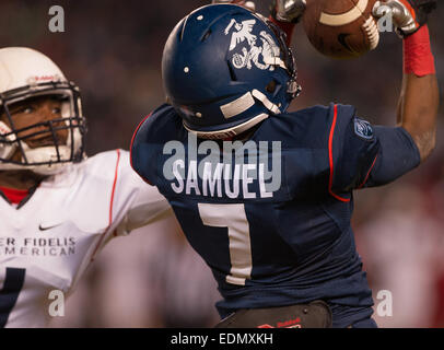 Carson, CA. 4 gennaio, 2015. East Coast team blu, e di Louisville Cardinali commettere atleta (7) Tra'Veon Samuel makess catture spettacolari durante il quarto Annual Semper Fidelis ciotola All-American partita di calcio tra la squadra blu dalla costa orientale e la squadra bianca della costa occidentale, presso il Centro StubHub a Carson, California. La costa est blue team sconfitto il west coast team bianco 24-3. (Obbligatorio Credito: Juan Lainez/MarinMedia/Cal Sport Media) © csm/Alamy Live News Foto Stock