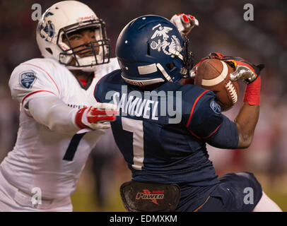 Carson, CA. 4 gennaio, 2015. East Coast team blu, e di Louisville Cardinali commettere atleta (7) Tra'Veon Samuel makess catture spettacolari durante il quarto Annual Semper Fidelis ciotola All-American partita di calcio tra la squadra blu dalla costa orientale e la squadra bianca della costa occidentale, presso il Centro StubHub a Carson, California. La costa est blue team sconfitto il west coast team bianco 24-3. (Obbligatorio Credito: Juan Lainez/MarinMedia/Cal Sport Media) © csm/Alamy Live News Foto Stock