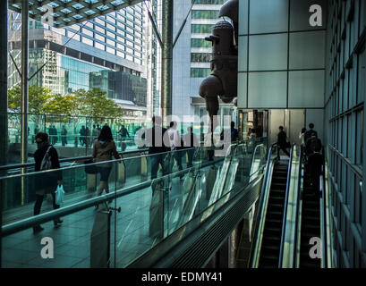 Ufficio lavoratori che fanno il loro modo di lavorare a 8.30am Shiodome nel quartiere degli affari di Tokyo, Giappone. Foto Stock