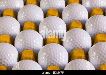 Palline da golf nel foglio di carta cartone per uova Foto Stock