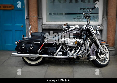 Harley Davidson Road King moto nero cromato e Dublino Irlanda Foto Stock