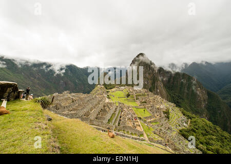 Il Machu Picchu, il Perù in un giorno nuvoloso Foto Stock