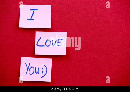 Testo ti amo su giallo appiccicoso nota di Promemoria con backgroud testurizzata Foto Stock
