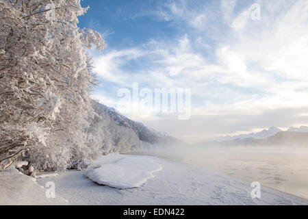 La nebbia che si innalzano per oltre il Fiume Chilkat nel sud-est dell Alaska con una coperta di neve beach e alberi. Foto Stock