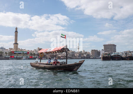 Attraversamento di Abra Dubai Creek con moschee in background, Dubai, Emirati Arabi Uniti, Medio Oriente Foto Stock