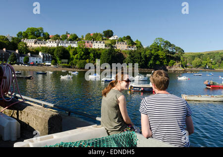 Matura in un momento di relax a harbourside portree isola di Skye Foto Stock