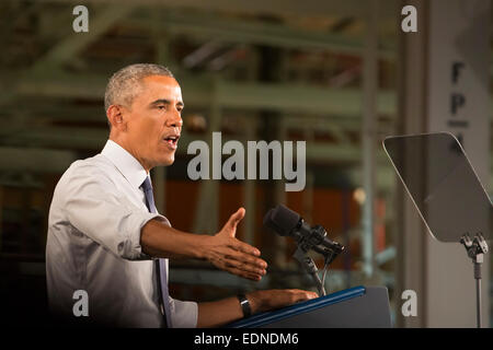 Wayne, Michigan, Stati Uniti d'America. Il presidente Barack Obama parla a Ford Michigan impianto di assemblaggio. Obama ha celebrato i costruttori di auto' risorgere poiché il 2009 governo bailout del settore auto. Credito: Jim West/Alamy Live News Foto Stock