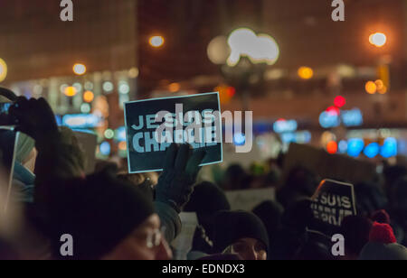 New York, Stati Uniti d'America. 07Th gen, 2015. Centinaia di persone si radunano in Union Square a New York il Mercoledì, 7 gennaio 2014 in una veglia per protestare contro gli attentati terroristici e omicidio nella sede parigina di Charlie Hebdo, una rivista satirica. La folla si fermò in assoluto silenzio holding cartelloni con le parole "Je Suis Charlie' (io sono C harlie). Dodici persone sono state assassinate in attacco, il peggior attacco terroristico in Europa dopo il bombardamento di Londra del 2005. Credito: Richard Levine/Alamy Live News Foto Stock