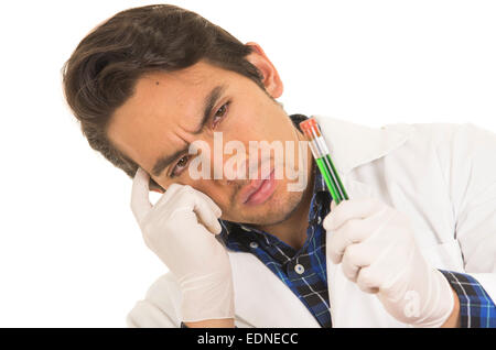 Maschio ricercatore del laboratorio tecnico medico scienziato tenendo il tubo di prova Foto Stock