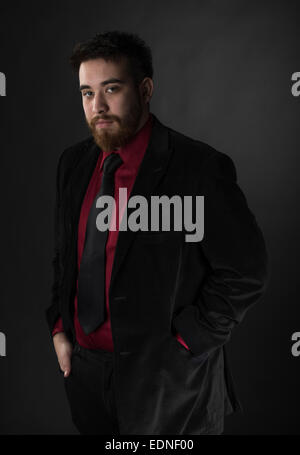 Giovane uomo che indossa il marrone rossiccio e nero abbigliamento formale Foto Stock