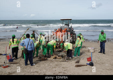 Bidello per ripulire il cestino in Kuta Beach, Bali Indonesia. Kuta è una delle spiagge più famose del mondo. Foto Stock