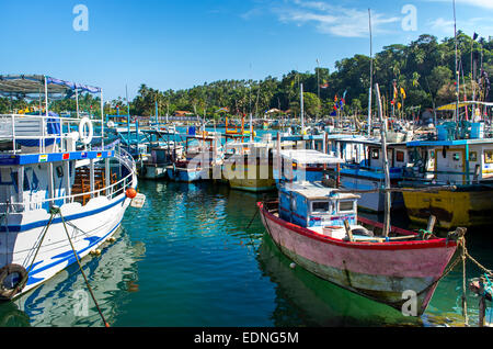 Mirissa, Sri Lanka - DEC. 14: Tradizionale colorate barche da pesca nel porto di Mirissa, Dicembre 14, 2014 in Mirissa, Sri Lanka Foto Stock