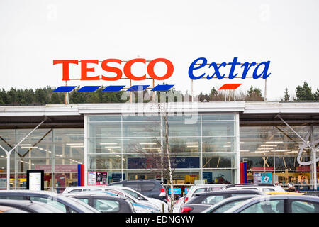 Un Tesco superstore extra a Swansea davanti a un aggiornamento di trading. Lunedì 5 Gennaio, 2015. Foto Stock