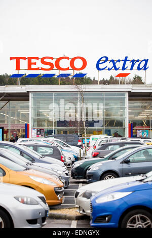 Un Tesco superstore extra a Swansea davanti a un aggiornamento di trading. Lunedì 5 Gennaio, 2015. Foto Stock