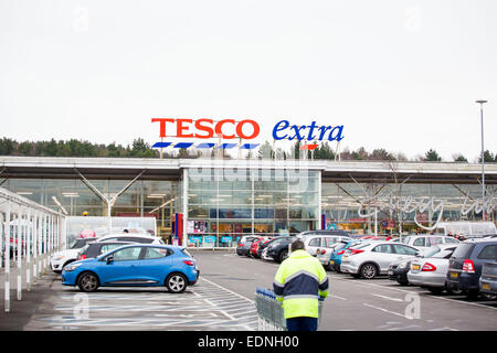 Un Tesco superstore extra a Swansea davanti a un aggiornamento di trading. Lunedì 5 Gennaio, 2015. Foto Stock