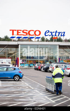 Un Tesco superstore extra a Swansea davanti a un aggiornamento di trading. Lunedì 5 Gennaio, 2015. Foto Stock