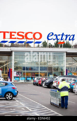 Un Tesco superstore extra a Swansea davanti a un aggiornamento di trading. Lunedì 5 Gennaio, 2015. Foto Stock