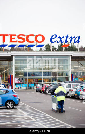 Un Tesco superstore extra a Swansea davanti a un aggiornamento di trading. Lunedì 5 Gennaio, 2015. Foto Stock